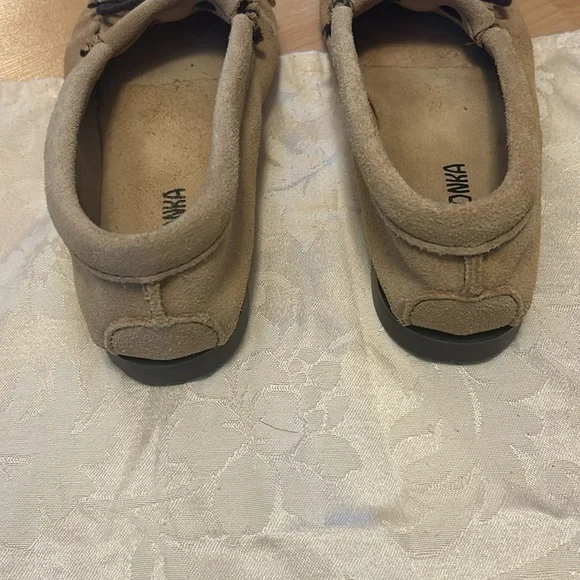 Ladies Minnetonka size 9 moccasins - Picture 2 of 8